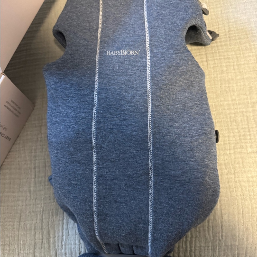 BabyBjorn Carrier in Blue Jersey - Picture 2 of 2